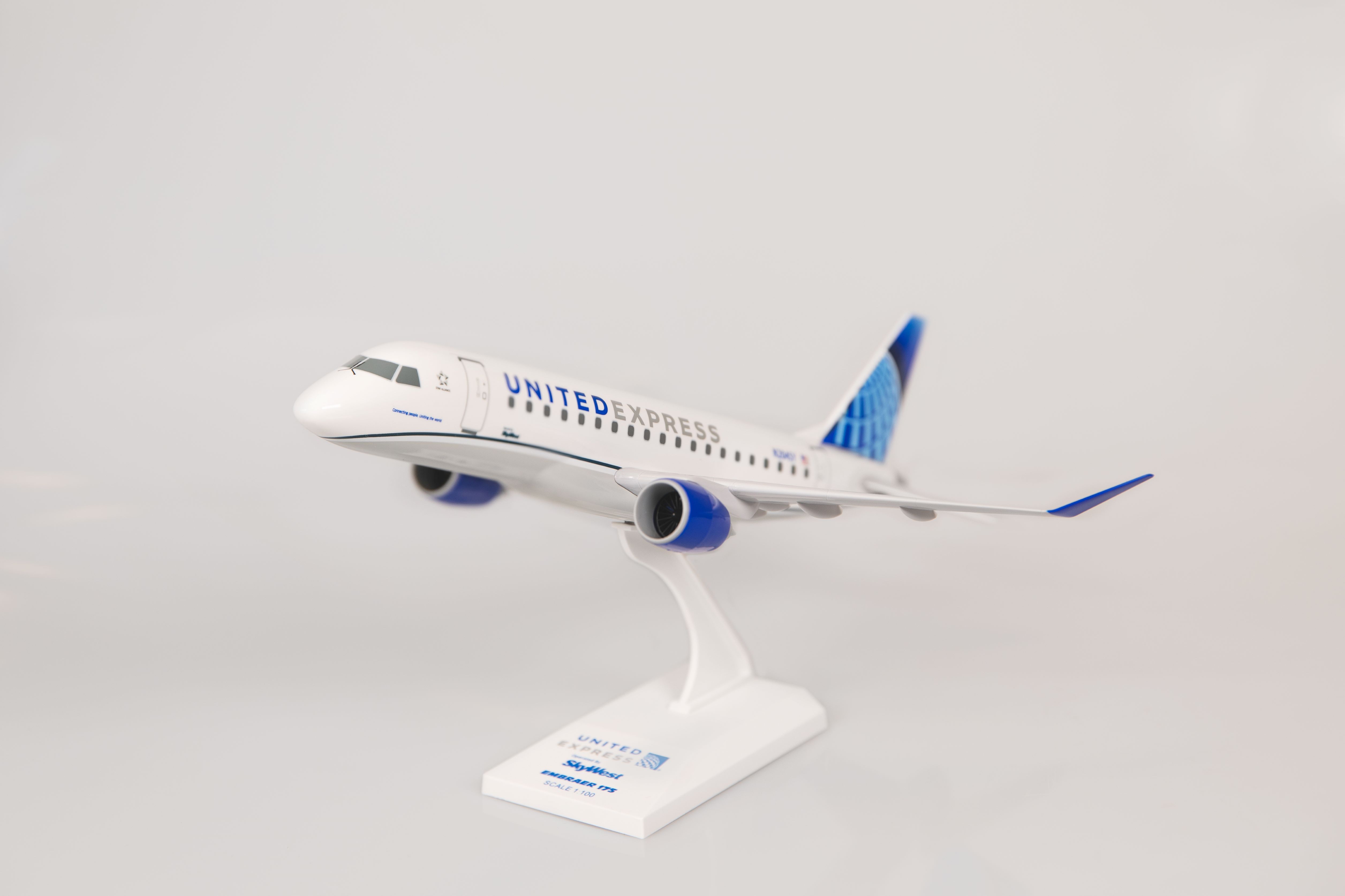 United E175 Snap Together Model